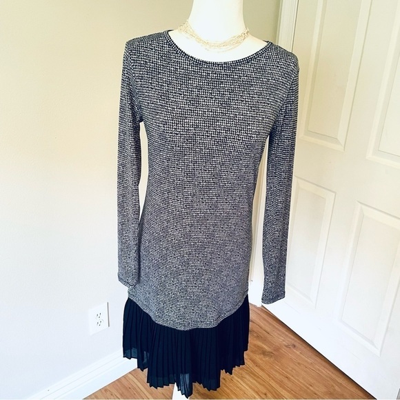🖤 Michael Kors XS Houndstooth Midi Dress – Long Sleeve, Pleated Hem - Picture 3 of 10